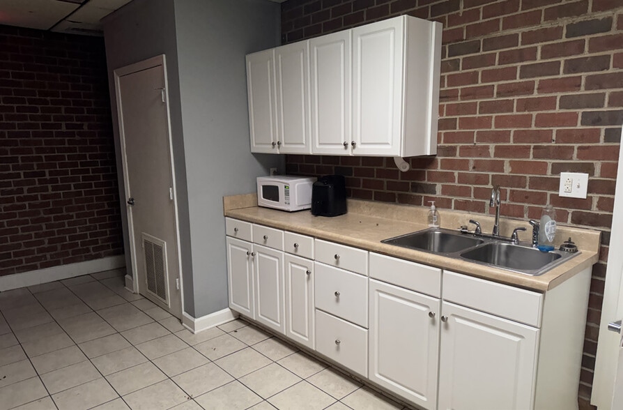 More Photos Of 3509 Boulevard, Colonial Heights Freestanding For Lease