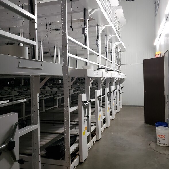 More Photos Of 7030 Hayvenhurst Ave, Van Nuys Warehouse For Sale