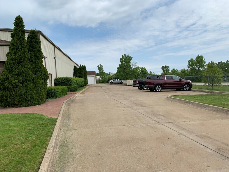 More Photos Of 105 Marc Dr, Cuyahoga Falls Warehouse For Lease