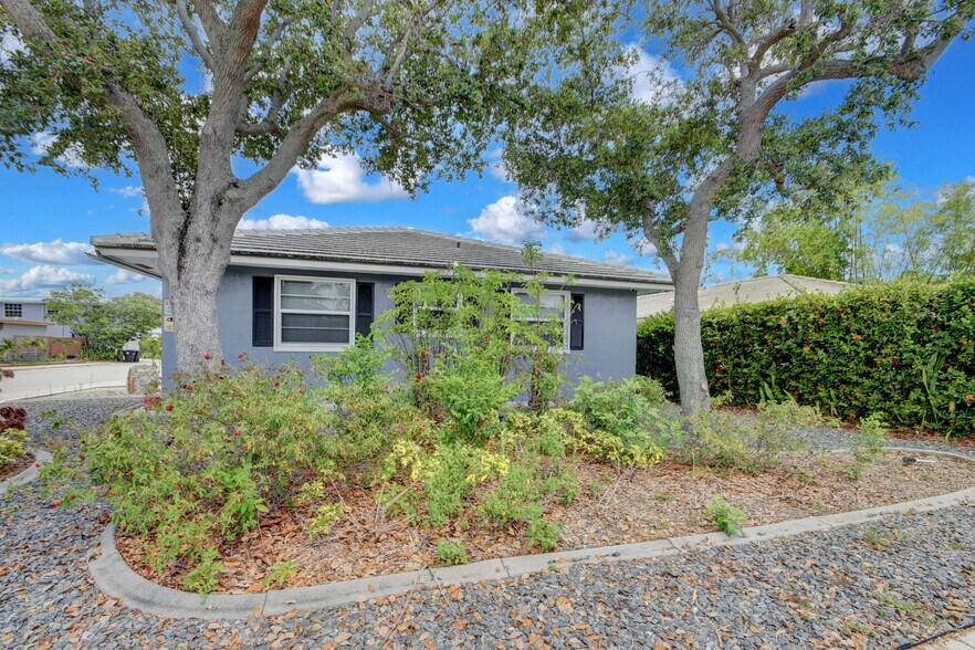 More Photos Of 830 N Federal Hwy, Lake Worth Office For Lease