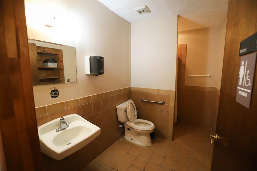 More Photos Of 14655 Kennard st, Waldo Freestanding For Lease