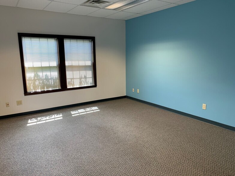 More Photos Of 9955 Crosspoint Blvd, Fishers Office For Sale