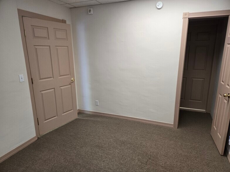 More Photos Of 318 W Highland St, Shawnee Office For Lease