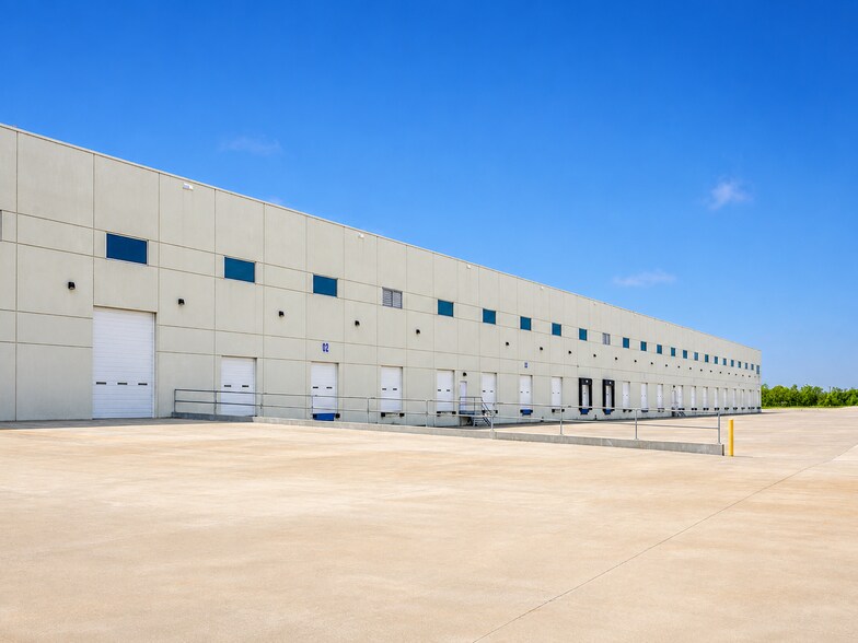 More Photos Of 5000 SW Regional Airport Blvd, Bentonville Warehouse For Lease