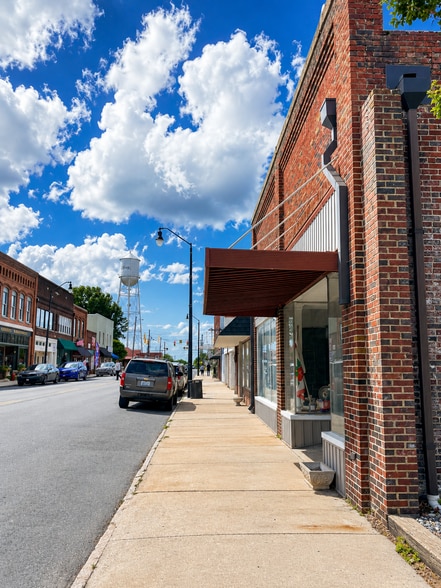 More Photos Of 104 W Swannanoa Ave, Liberty General Retail For Sale