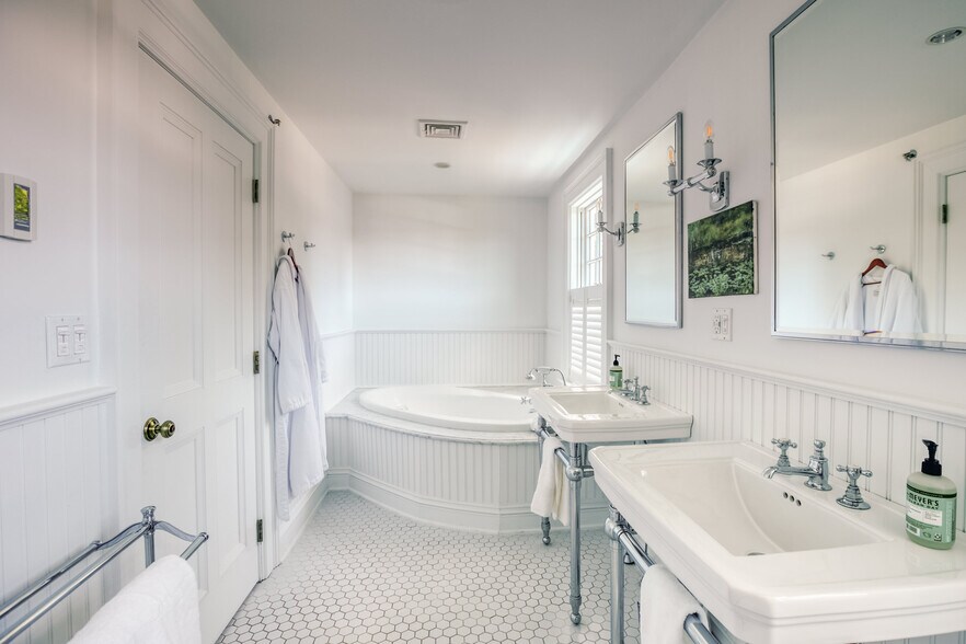 More Photos Of 2 Kemble St, Lenox Hotel For Sale