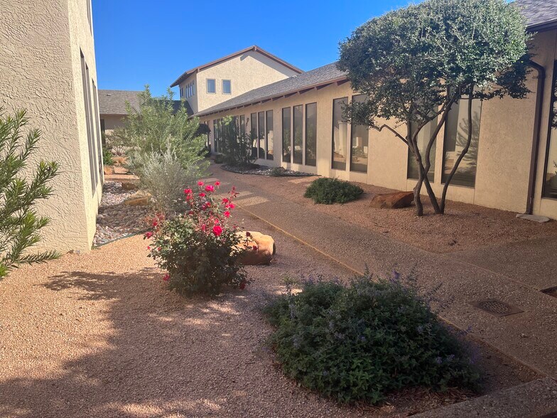 More Photos Of 1215-1219 E South 11th St, Abilene Office For Lease