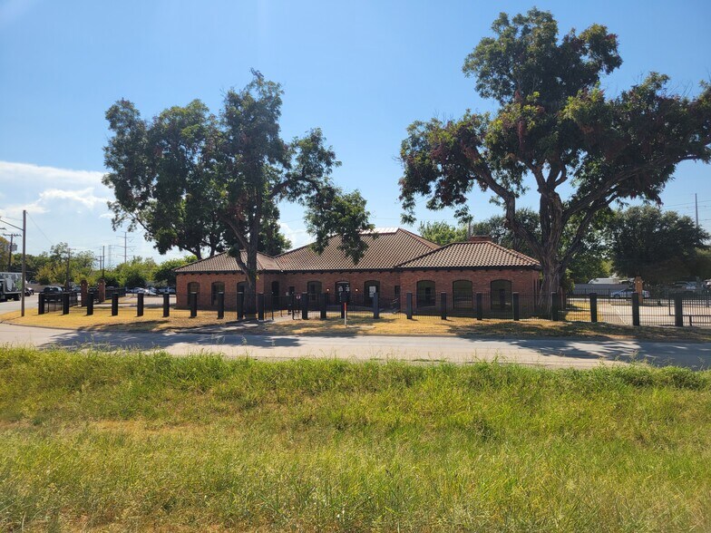 More Photos Of 2323 N Walton Walker Blvd, Dallas Office For Sale