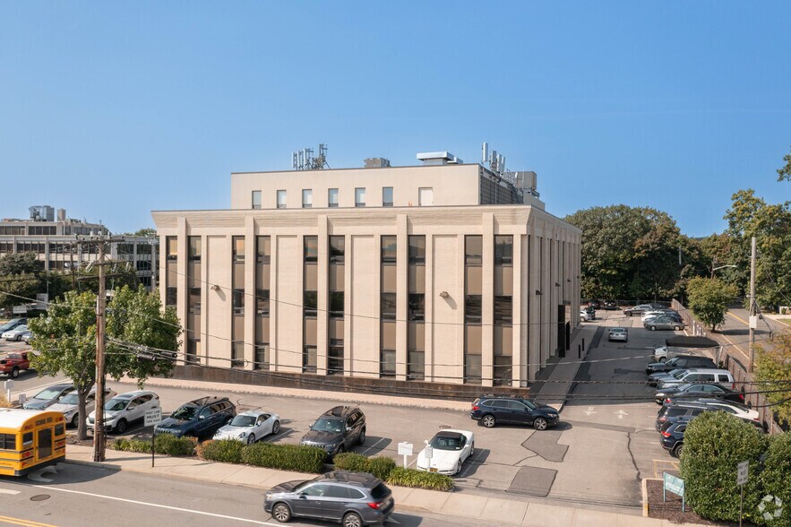 More Photos Of 375 N Broadway, Jericho Office For Sale