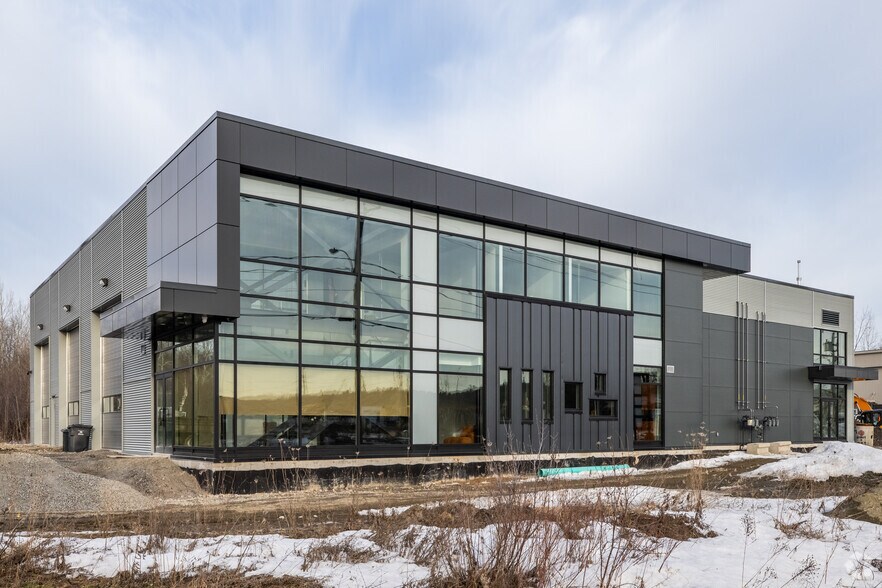 Primary Photo Of 555-575 Rue de Vernon, Gatineau Distribution For Lease