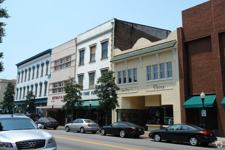 Primary Photo Of 26 W Broughton St, Savannah Storefront Retail Office For Lease