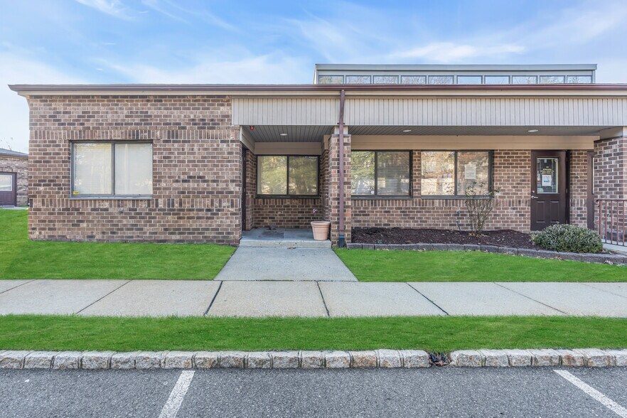 More Photos Of 301-303 Candlewood Cmn, Howell Medical For Lease