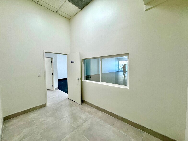 More Photos Of 21720-21732 Ventura Blvd, Woodland Hills Storefront Retail Office For Lease