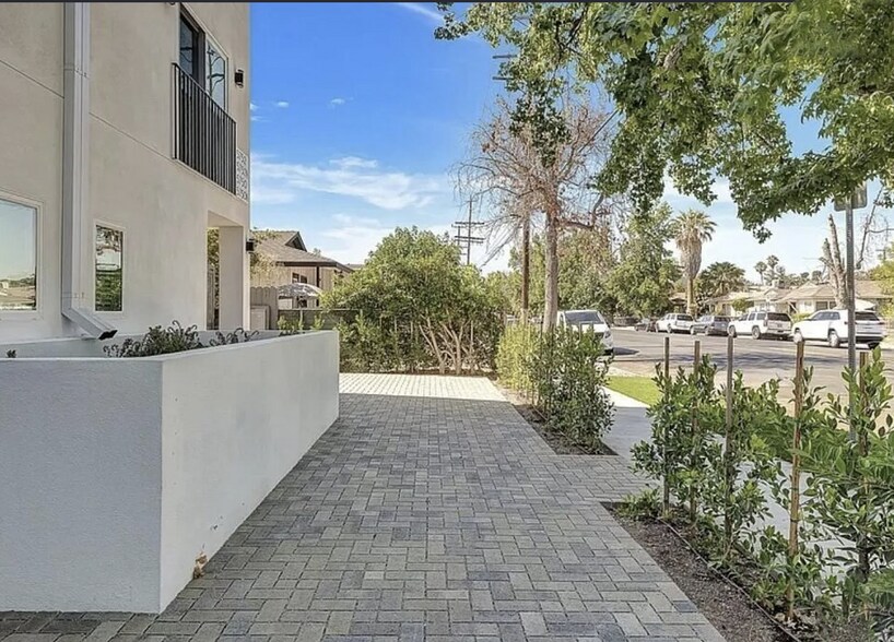 More Photos Of 5750 Kester Ave, Van Nuys Apartments For Sale