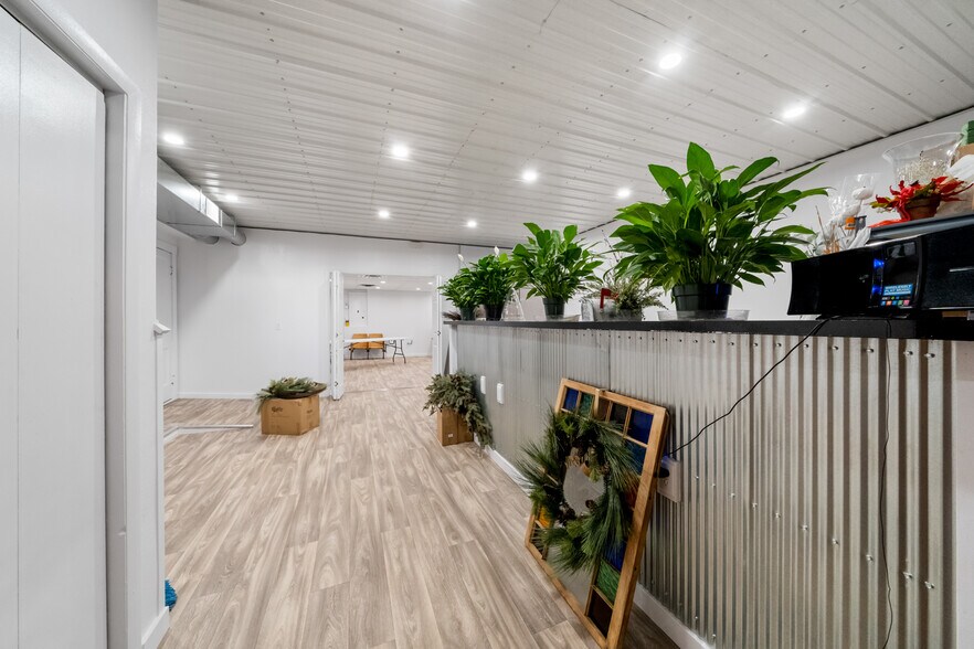 More Photos Of 122 E Cranston Ave, Fowler Flex For Sale