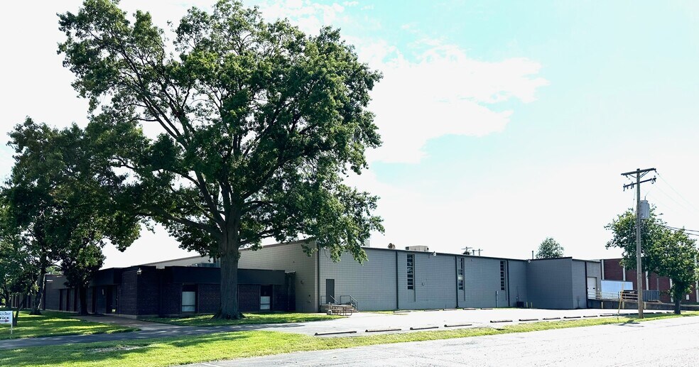 More Photos Of 1717 Fenpark Dr, Fenton Warehouse For Sale