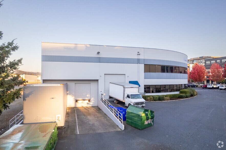 More Photos Of 2121-2181 NW Front Ave, Portland Flex For Lease