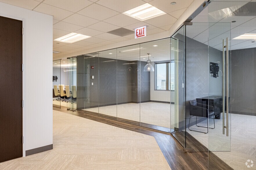 More Photos Of 311 S Wacker Dr, Chicago Office For Lease