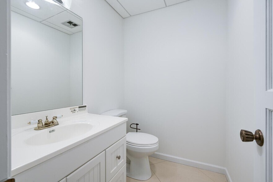 More Photos Of 721 Us Highway 1, North Palm Beach Office For Sale