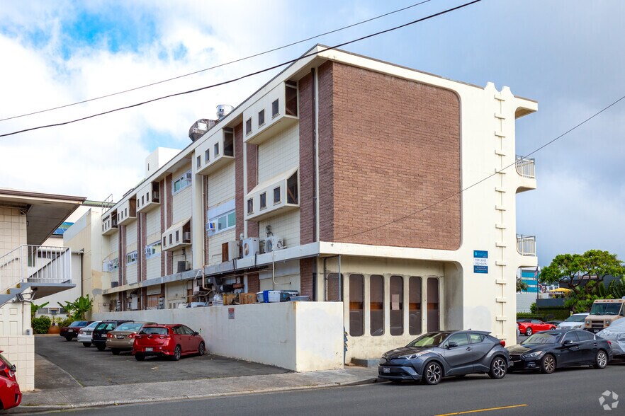 More Photos Of 2065 S King St, Honolulu Storefront Retail Office For Lease