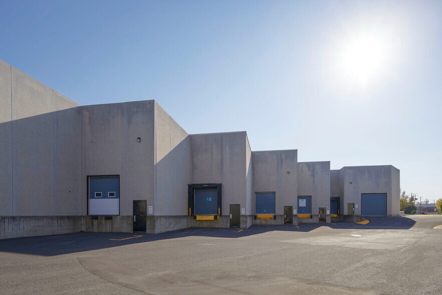 More Photos Of 2156-2168 Rue de la Province, Longueuil Light Distribution For Lease