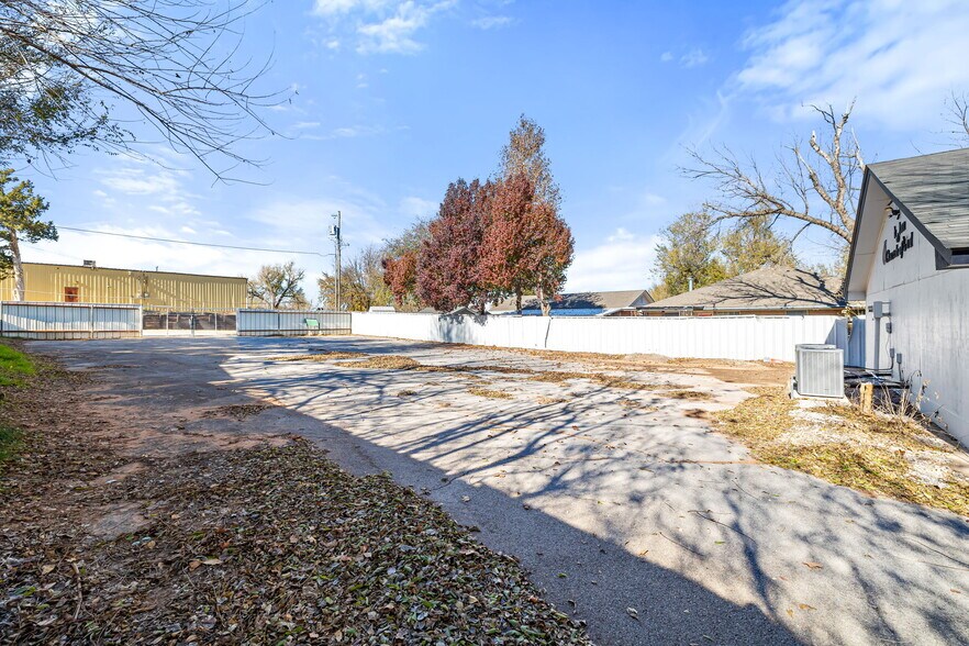 More Photos Of 115 N 8th St, Yukon Religious Facility For Sale