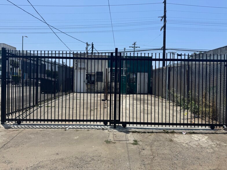 More Photos Of 2452 Lincoln Blvd, Venice Freestanding For Sale