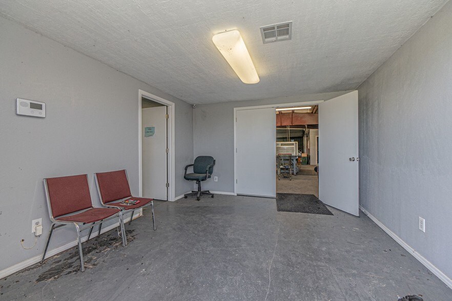 More Photos Of 700 N Main St, Lexington Warehouse For Lease