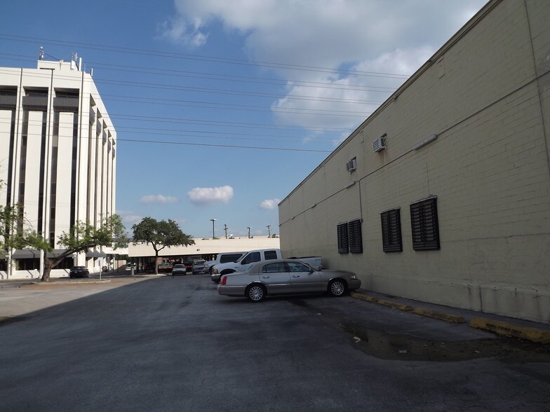 More Photos Of 8418 Broadway St, San Antonio Service For Lease