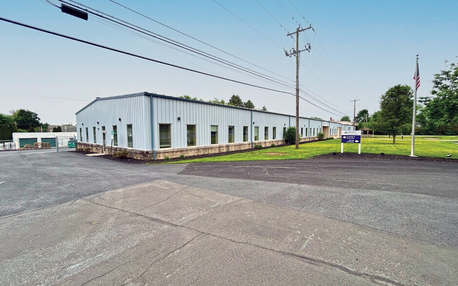 More Photos Of 453 Lincoln St, Carlisle Flex For Lease