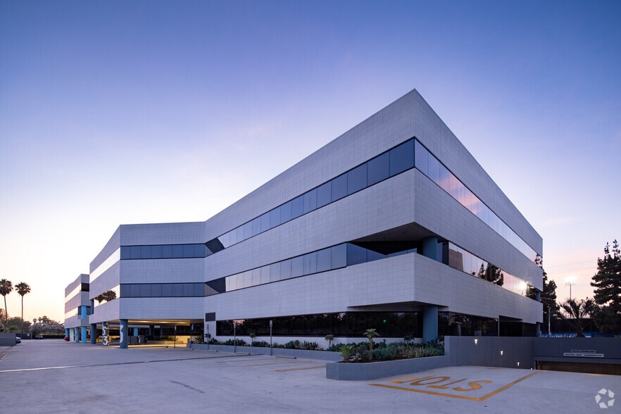 More Photos Of 6345 Balboa Blvd, Encino Unknown For Lease