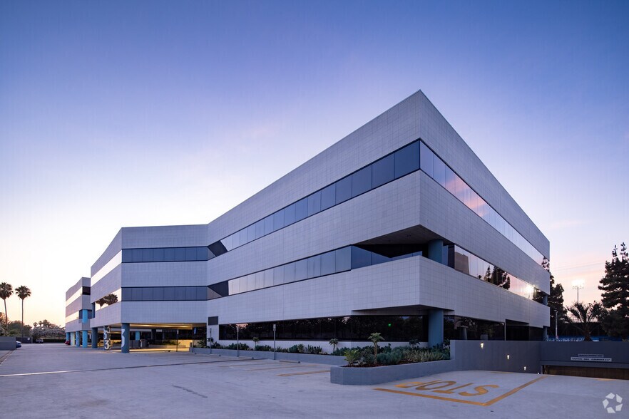 More Photos Of 6345 Balboa Blvd, Encino Unknown For Lease