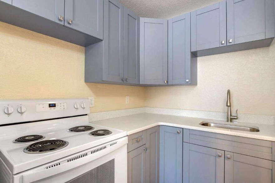 More Photos Of 2595 54th Ave N, Saint Petersburg Hotel For Sale