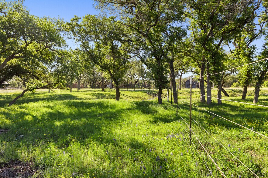 More Photos Of 13744 Us Highway 281 N, Round Mountain Flex For Sale