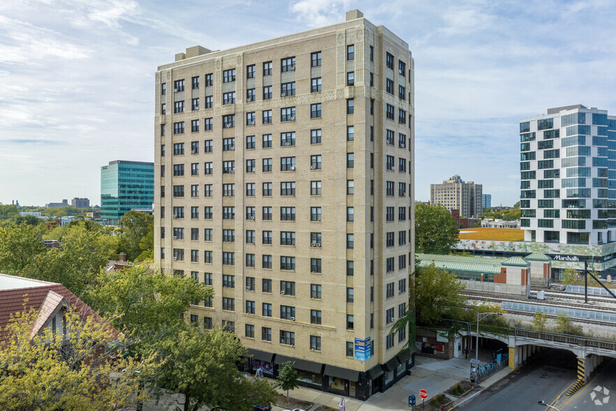 Primary Photo Of 1553 E Hyde Park Blvd, Chicago Apartments For Lease