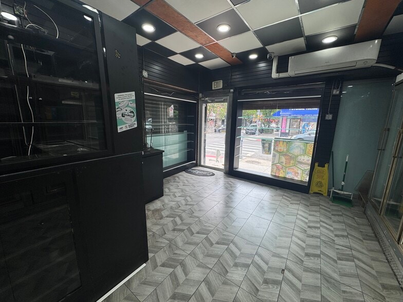 More Photos Of 172 Havemeyer St, Brooklyn Storefront Retail Residential For Lease