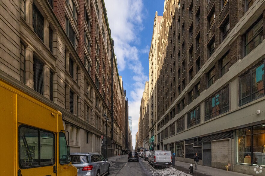 More Photos Of 131 W 35th St, New York Office For Lease