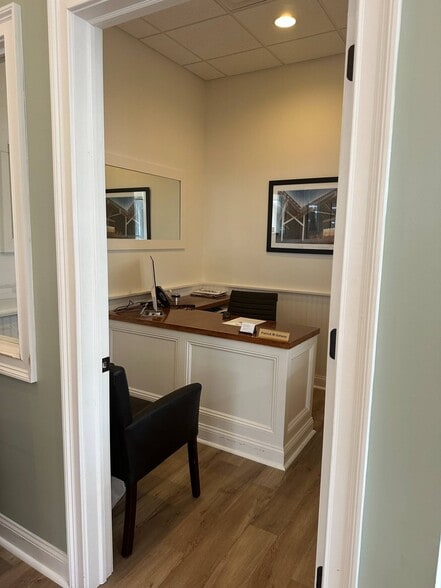 More Photos Of 16 Hampton Rd, Southampton Storefront Retail Office For Sale