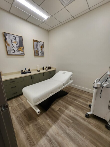 More Photos Of 6630 Foothill Blvd, Tujunga Freestanding For Lease