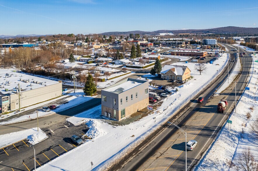 More Photos Of 135 Rue De Sherbrooke, Cowansville Freestanding For Lease