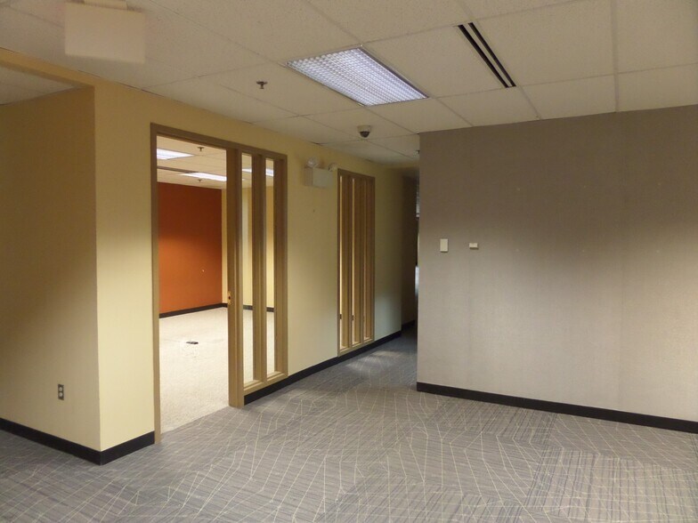More Photos Of 1685 Valley Center Pky, Bethlehem Office For Lease