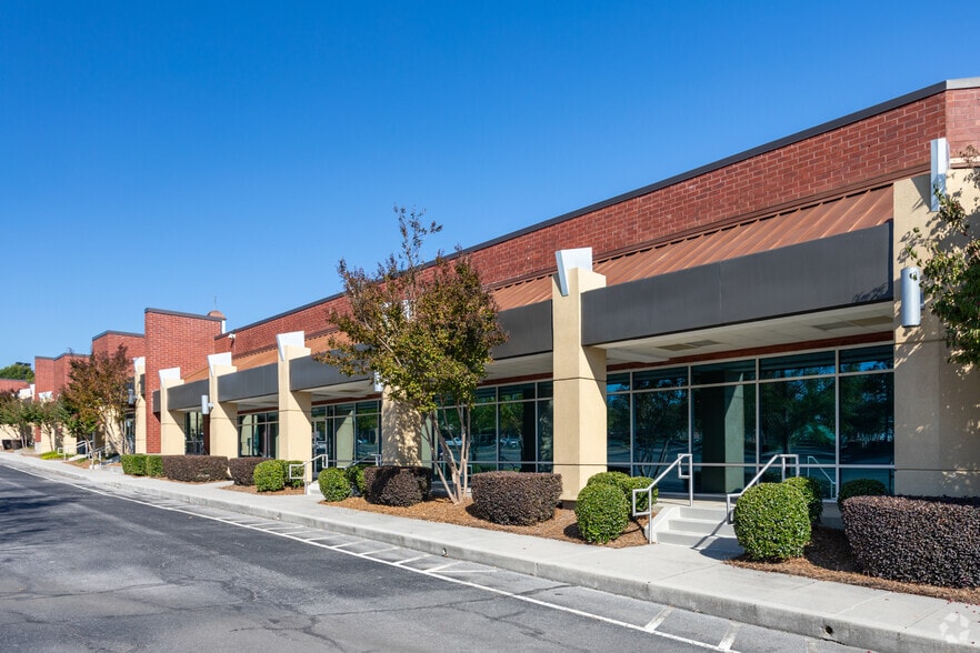 More Photos Of 109-297 N Seven Oaks Dr, Knoxville Freestanding For Lease