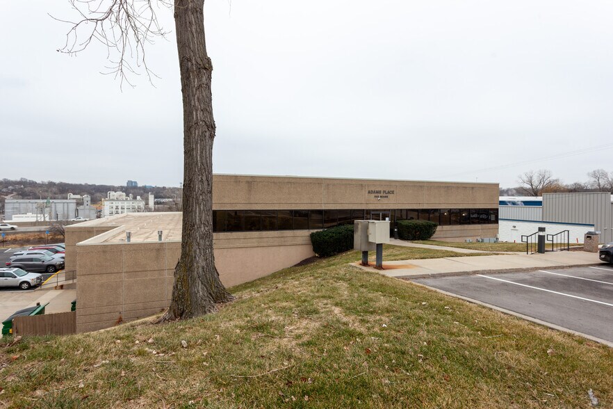 More Photos Of 1155-1220 Adams St, Kansas City Office For Lease