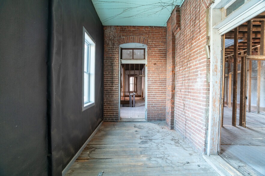 More Photos Of 217 W Main St, Washington General Retail For Sale