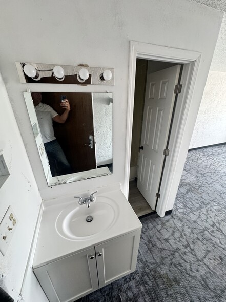 More Photos Of 1300 W Russell St, Sioux Falls Hotel For Sale