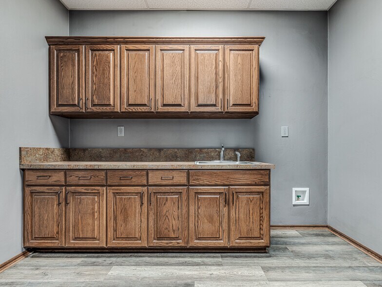 More Photos Of 4900 S Rockwell St, Oklahoma City Warehouse For Lease