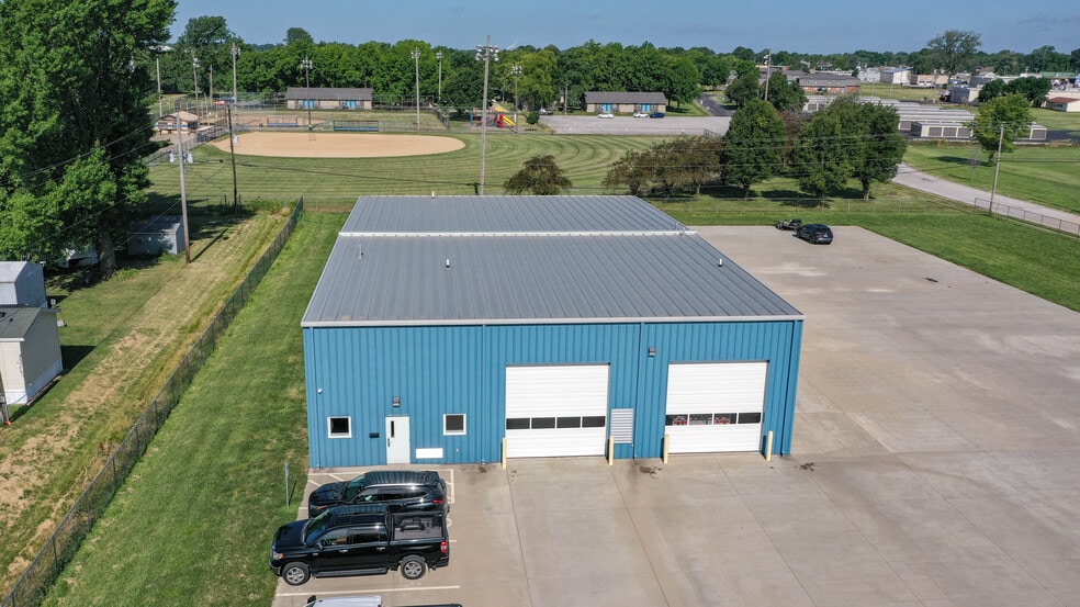 More Photos Of 300 Rou des Chateaux, Bethalto Parking Garage For Sale