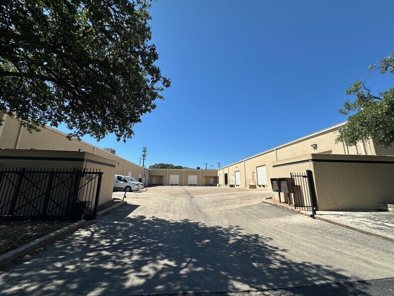 More Photos Of 459-599 Spencer Ln, San Antonio Unknown For Lease