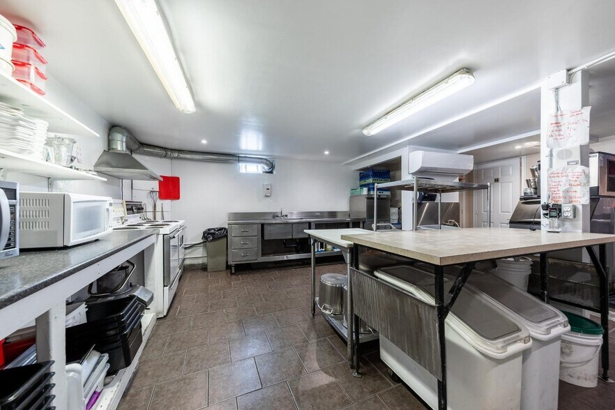 More Photos Of 880 Rue Richelieu, Beloeil Storefront For Sale