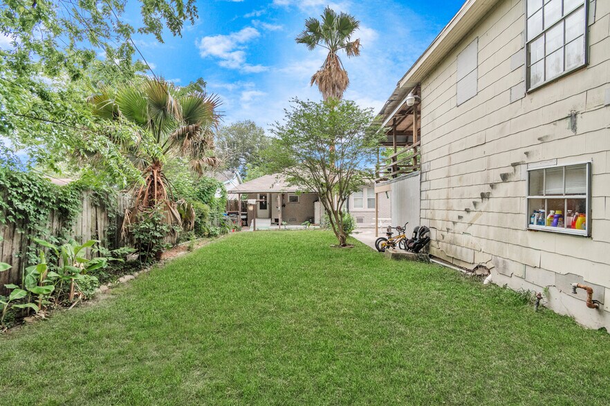 More Photos Of 8209 Howard Dr, Houston Office For Sale